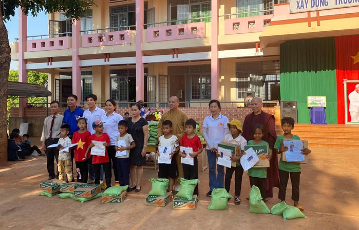 Huyện đoàn Ea H’leo tặng quà cho các em học sinh nghèo