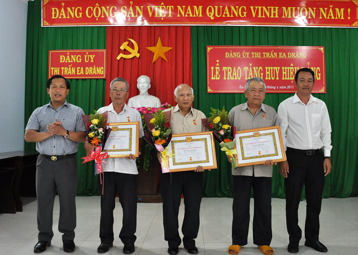 Đảng uỷ thị trấn Ea Drăng tổ chức Lễ trao tặng Huy hiệu Đảng  và Hội nghị Ban chấp hành Đảng bộ “mở rộng”
