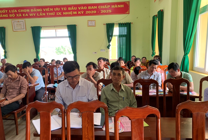 Xã Ea Wy tổ chức Hội nghị phổ biến, quán triệt Luật bầu cử Đại biểu Quốc hội và đại biểu HĐND các cấp