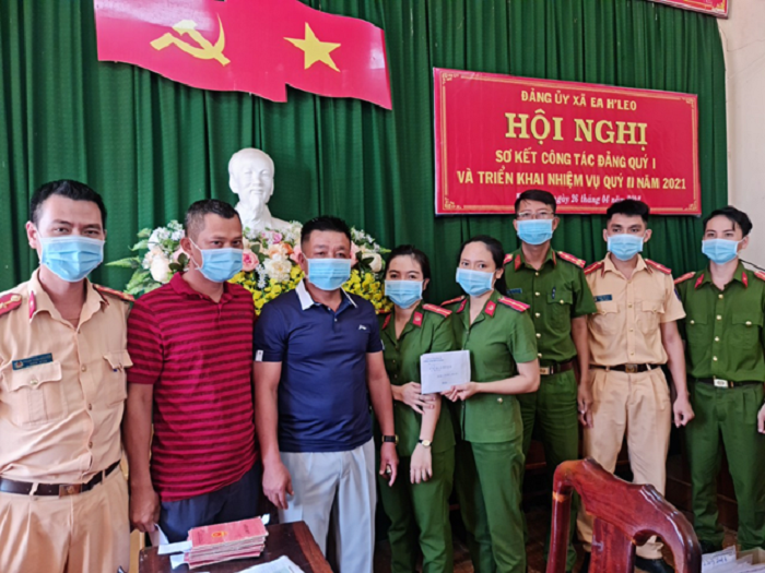 Trưởng Công an huyện Ea H’leo thăm, tặng quà các tổ làm căn cước công dân trong dịp Lễ 30/4, 01/5