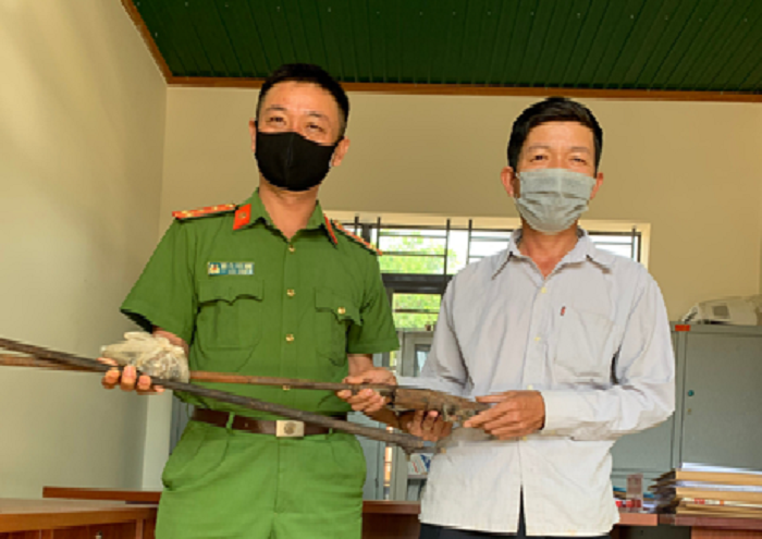 Công an xã Dliê Yang tích cực tuyên truyền, vận động người dân giao nộp vũ khí, vật liệu nổ, công cụ hỗ trợ trong dịp cao điểm
