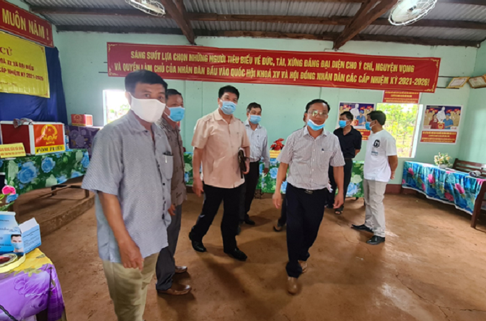 Chủ tịch UBND huyện Nguyễn Văn Hà kiểm tra thực tế công tác bầu cử trên địa bàn xã Ea H’leo