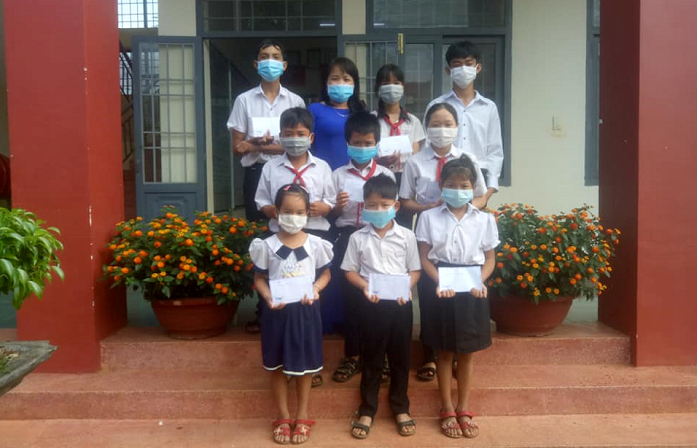Trao quà cho các em học sinh có hoàn cảnh khó khăn