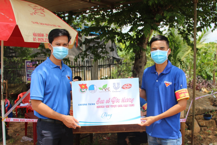 Tặng 3.000 khẩu trang, 08 thùng nước sát khuẩn cho chốt phòng chống dịch