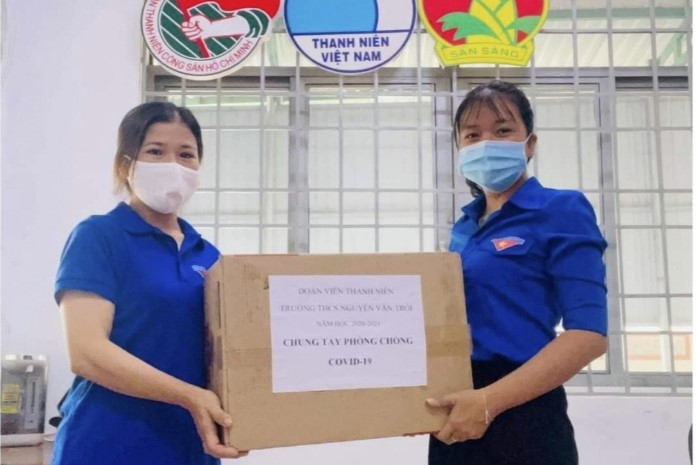 Đoàn thanh niên thị trấn Ea Drăng chung tay hỗ trợ các gia đình có hoàn cảnh khó khăn và các chốt phòng, chống dịch covid - 19