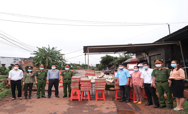 Công an huyện Ea H’leo thăm, tặng quà các hộ dân khó khăn ở các điểm phong tỏa, cách ly