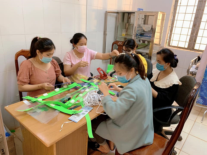 Đoàn thanh niên Trung tâm Y tế huyện Ea H’leo làm kính chắn giọt bắn phòng tránh lây nhiễm chéo covid – 19