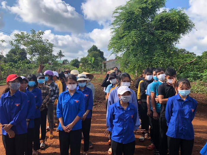 Hưởng ứng Ngày cao điểm “Tình nguyện chung tay xây dựng nông thôn mới”