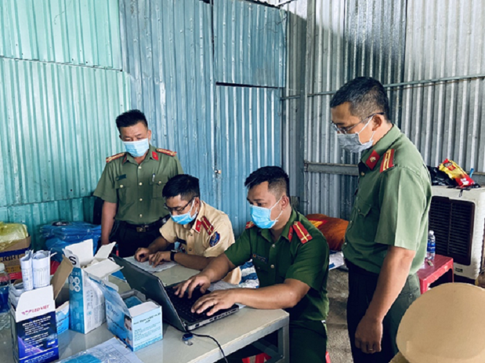 Công an huyện Ea H’leo thăm, động viên các chốt kiểm soát dịch trên địa bàn huyện