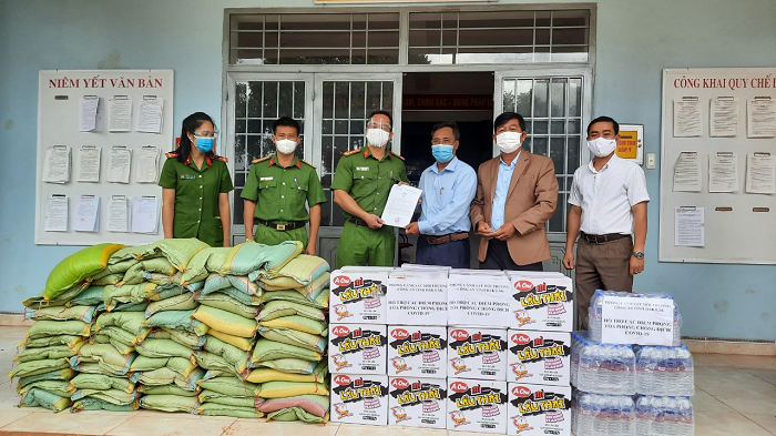 Thăm, tặng quà các Chốt kiểm soát dịch covid-19 và trao 100 suất quà cho người dân khó khăn