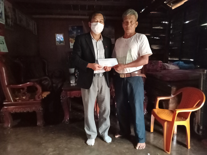 Xã Ea Khăl thăm, tặng quà các gia đình chính sách, người có công nhân kỷ niệm 74 năm ngày Thương binh liệt sỹ 27/7
