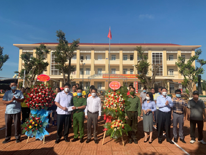 Lãnh đạo huyện Ea H’leo thăm, chúc mừng 76 năm ngày truyền thống Công an nhân dân.