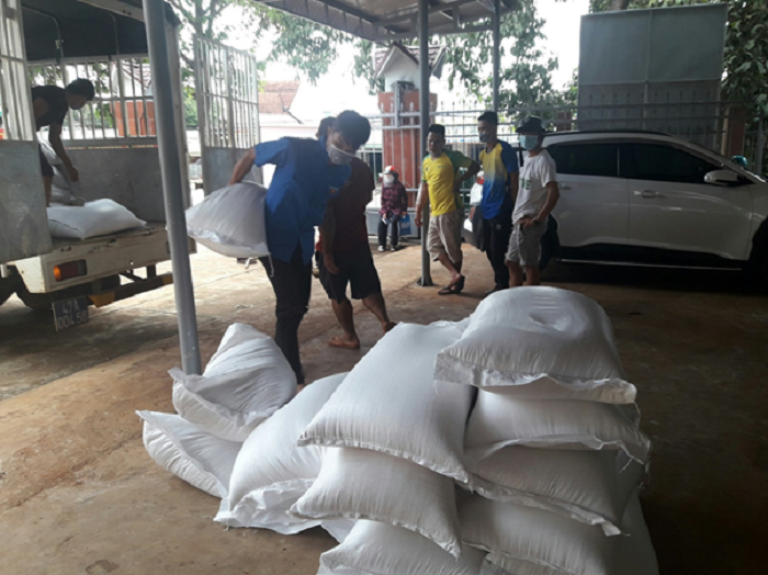 Thị trấn Ea Drăng cấp gạo cho hộ nghèo