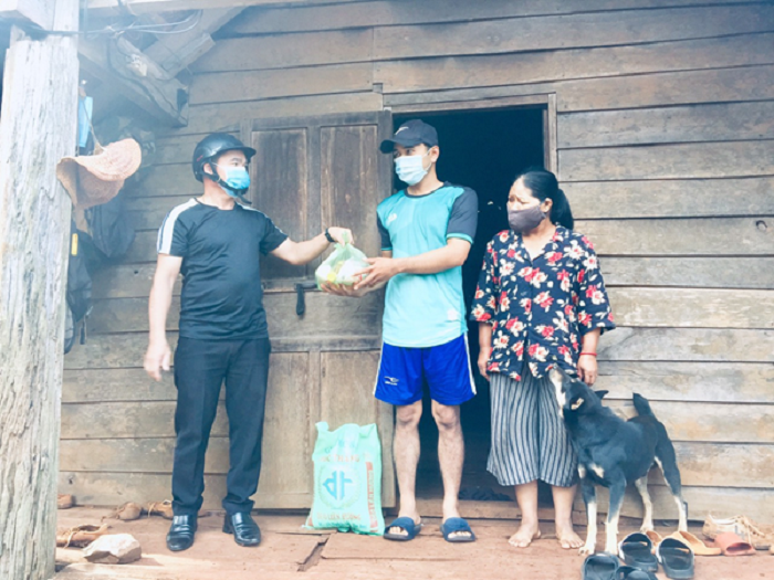 Hội Nông dân xã Dliê Yang tặng quà các hộ đồng bào khó khăn đang thực hiện cách ly y tế trên địa bàn xã.
