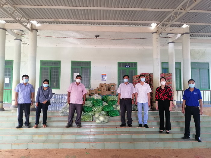 Mặt trận Tổ quốc và đoàn thể huyện Ea H’Leo tặng quà cho các hộ gia đình ở các buôn bị phong tỏa