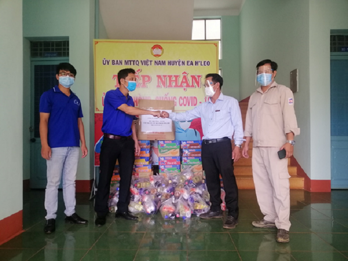 Ấm áp tình người giúp nhau trong đợt dịch Covid-19