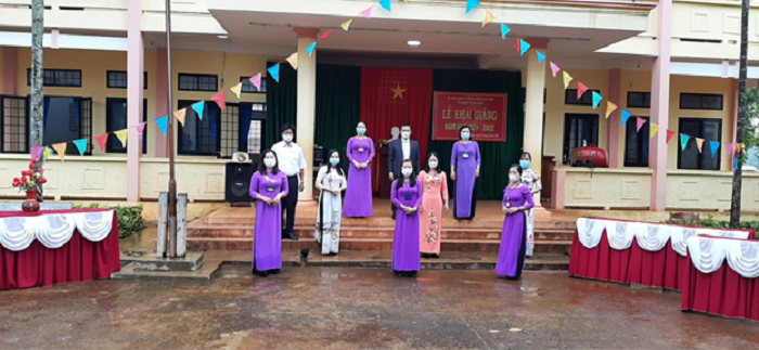 Trưởng Tiểu học xã Ea Hiao khai giảng năm học mới bằng hình thức trực tuyến tại nhà trường.