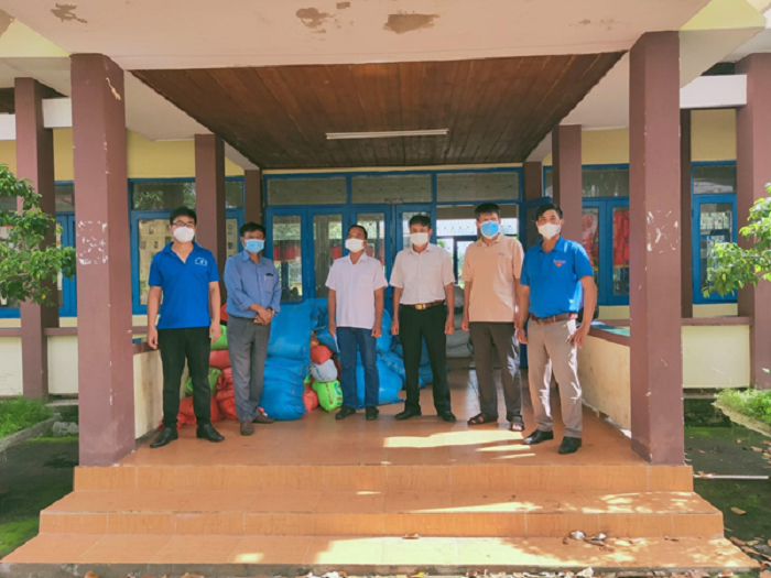 Uỷ ban MTTQ VN và các Đoàn thể huyện Ea H’leo tặng quà hỗ trợ người dân trong vùng dịch tại xã Dliê Yang