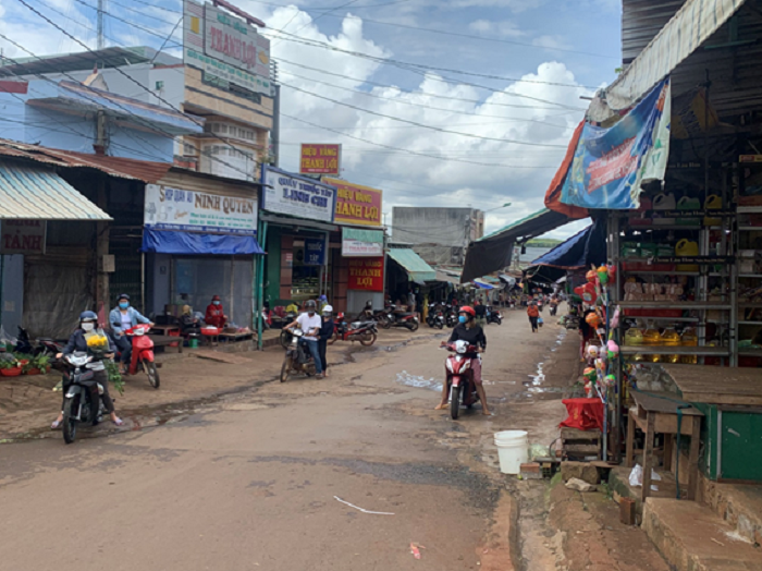 Thị trấn Ea Drăng tăng cường công tác phòng, chống dịch Covid-19 khu vực chợ.
