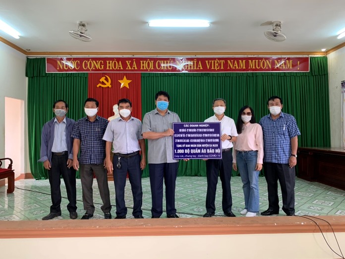 Các Doanh nghiệp huyện hỗ trợ 1000 bộ quần áo bảo hộ cho công tác phòng, chống Covid-19