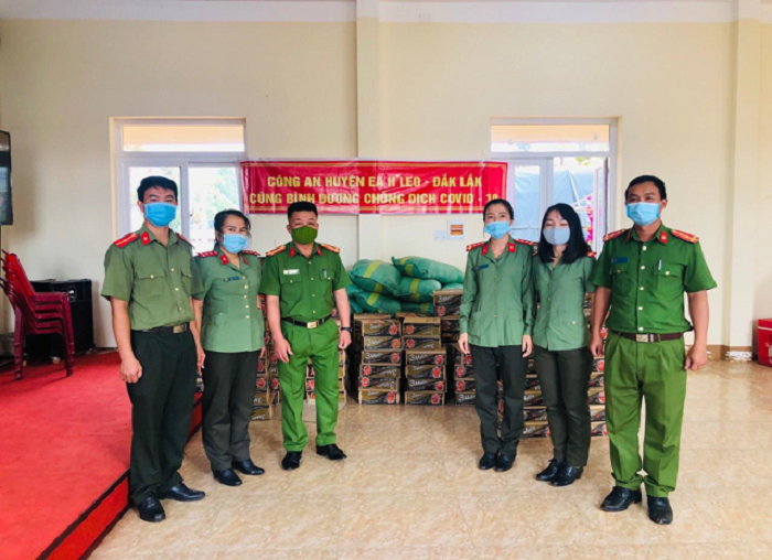 Công an huyện Ea H’leo hỗ trợ gạo và mì tôm đến người dân tỉnh Bình Dương