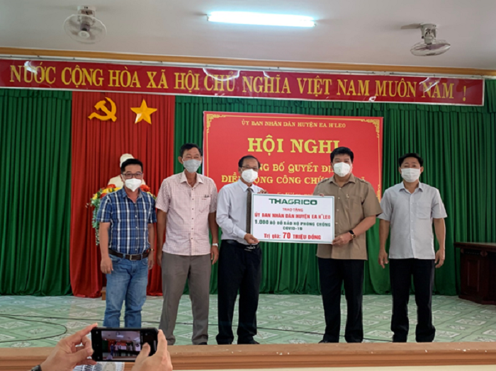 Công ty cổ phần ô tô Trường Hải (THAGRICO) trao tặng UBND huyện Ea H’leo 1.000 bộ đồ bảo hộ phòng chống Covid-19