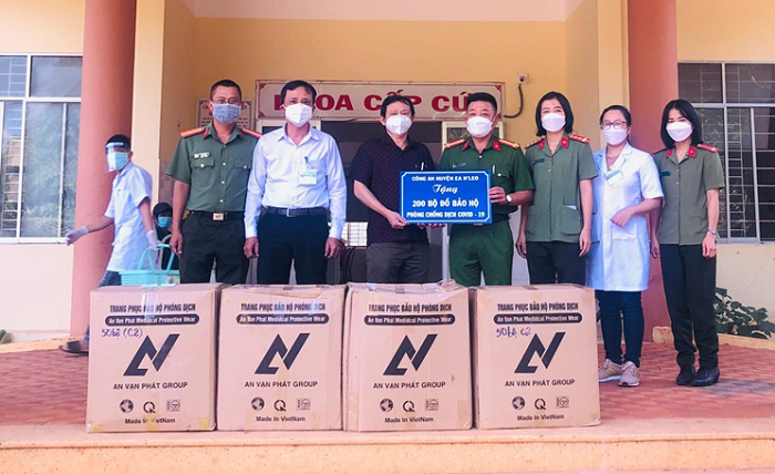 Công an huyện chung tay cùng lực lượng Y tế đẩy lùi dịch Covid-19