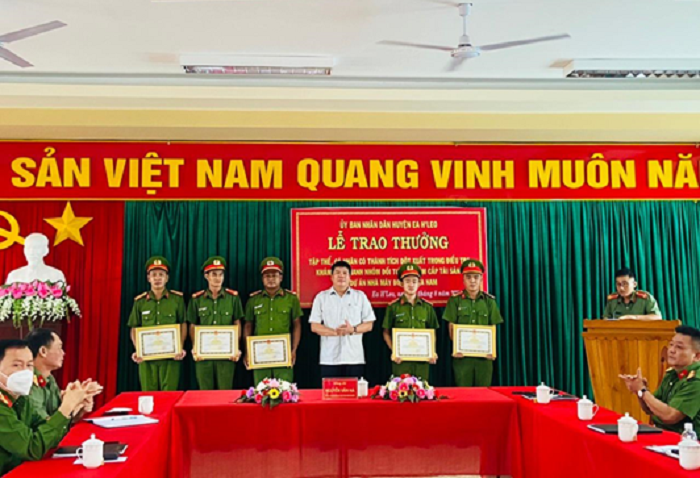 Chủ tịch UBND huyện Ea H’leo khen thưởng đột xuất