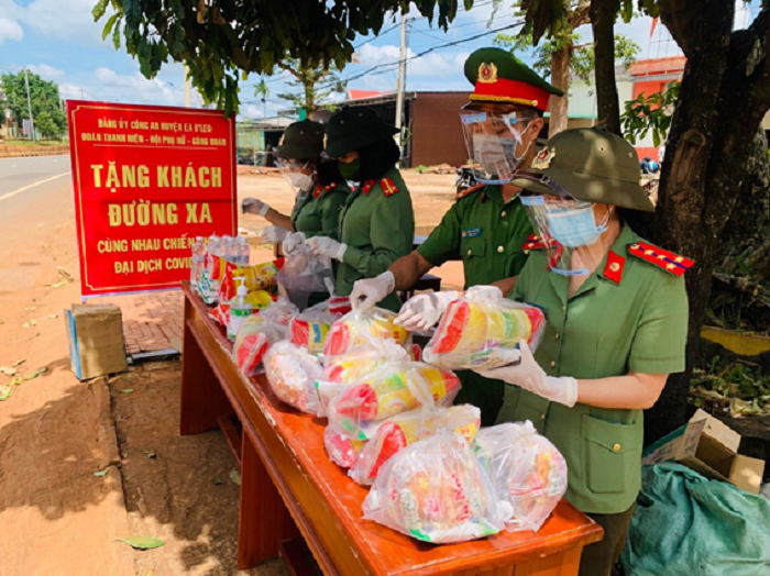 Công an huyện Ea H’leo hỗ trợ thức ăn, nước uống cho người dân trở về từ vùng dịch