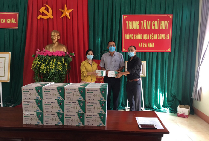 Tặng 2.500 khẩu trang cho xã Ea Khăl phòng, chống dịch Covid - 19