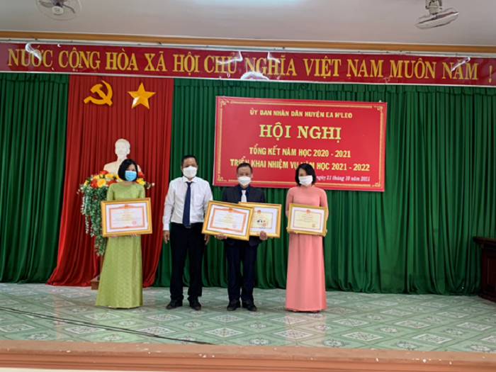 Người hiệu trưởng hết lòng vì sự nghiệp giáo dục và gặt hái đựơc nhiều thành tích cao trong sự nghiệp trồng người.