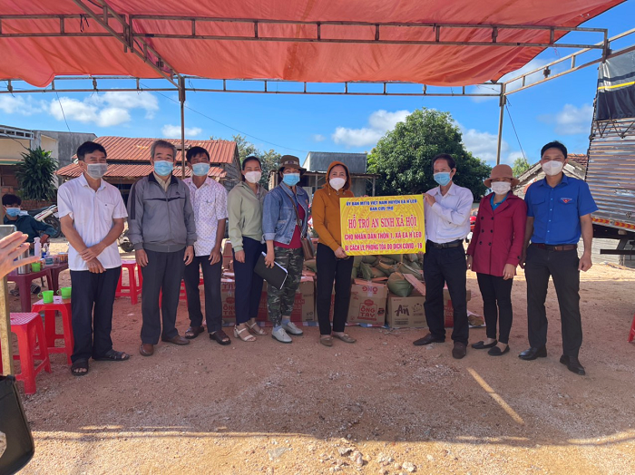 Mặt trận Tổ quốc và đoàn thể huyện Ea H’Leo tặng quà cho các hộ gia đình bị phong tỏa ở xã Ea H’Leo