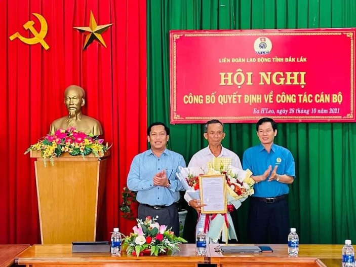 Trao quyết định bổ nhiệm chức danh Chủ tịch Liên đoàn Lao động huyện
