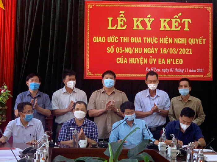 Lễ ký kết giao ước thi đua thực hiện Nghị quyết số 05 của Huyện Ủy Ea H’leo về thực hiện nông nghiệp công nghệ cao.