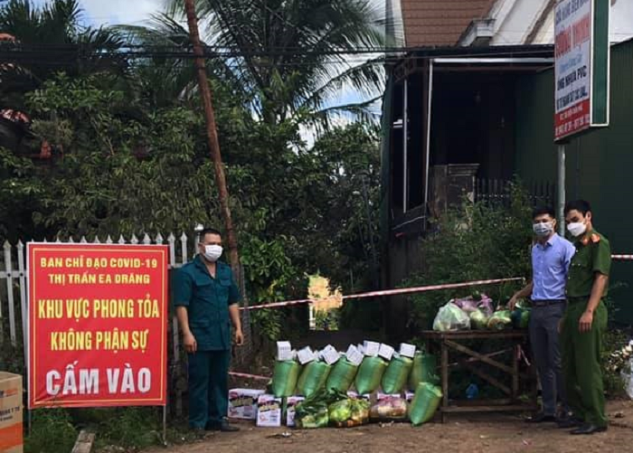 UBND thị trấn tổ chức hỗ trợ lương thực, thực phẩm cho người dân khu phong tỏa