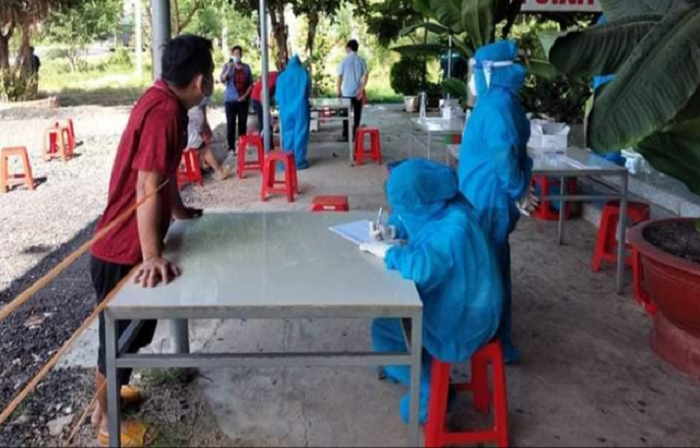 Test nhanh Covid-19 cho người dân trên địa bàn thôn 1 và thôn 2B xã Ea H’Leo