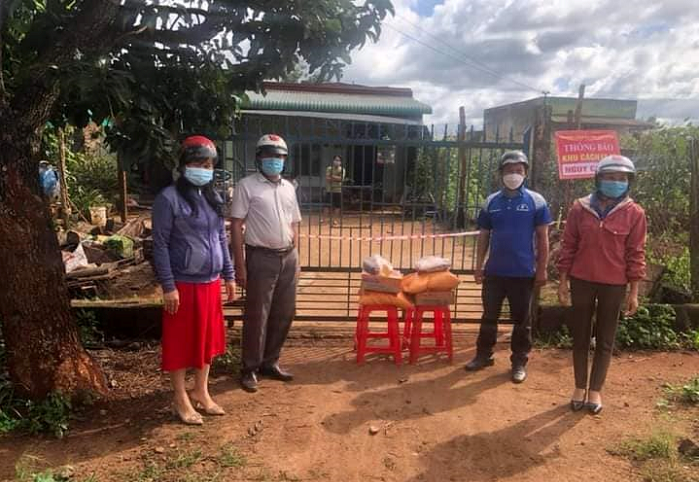 Xã Ea Hiao tặng quà cho các hộ gia đình bị ảnh hưởng dịch Covid-19