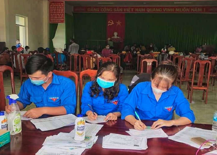 Tuổi trẻ Ea Răl tham gia hỗ trợ tiêm vắc xin phòng, chống dịch Covid-19
