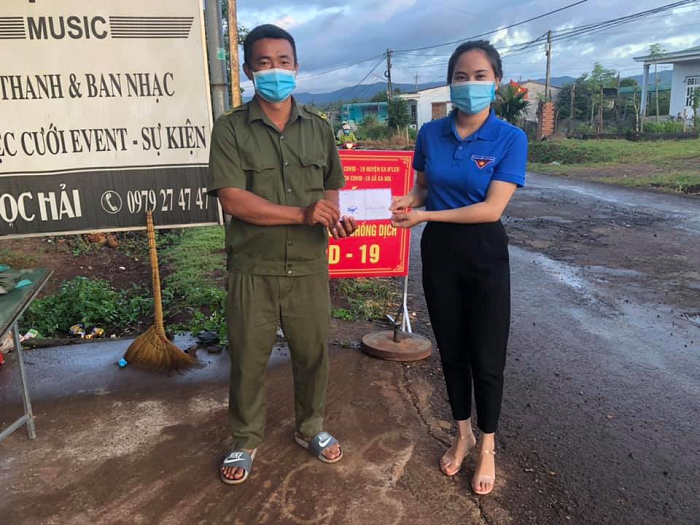 Đoàn xã Ea Sol tặng quà các hộ gia đình khó khăn bị phong tỏa