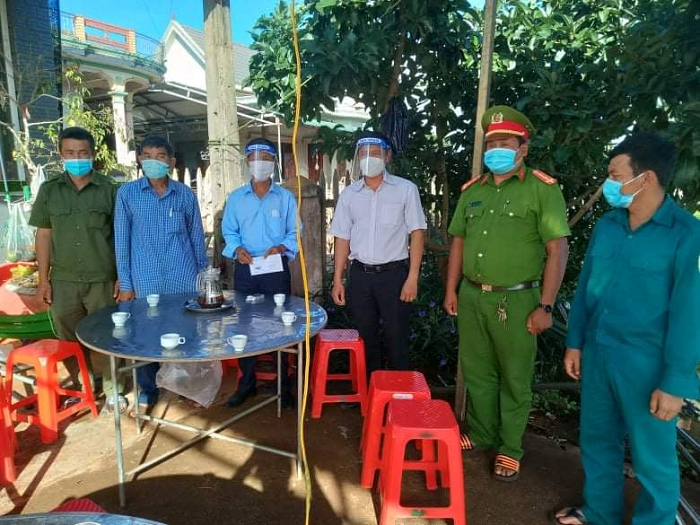 Thăm và tặng quà trạm y tế, các chốt kiểm soát dịch bệnh Covid-19  trên địa bàn xã Ea Sol
