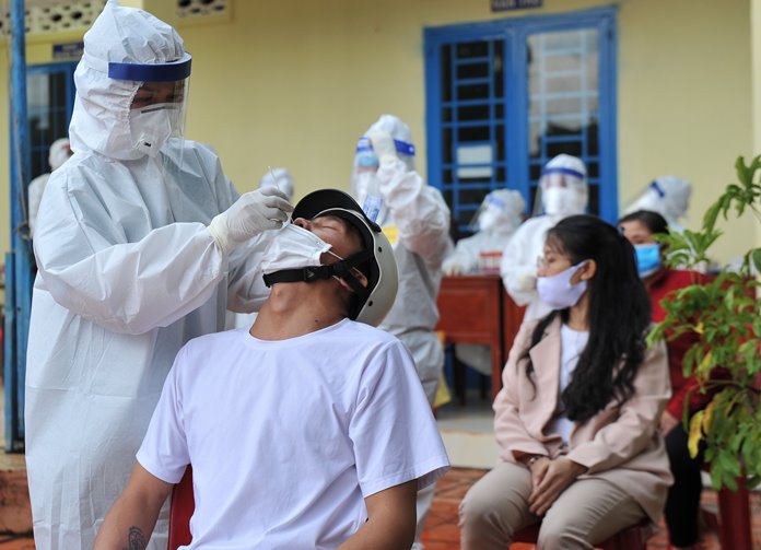Lấy mẫu xét nghiệm test nhanh kháng nguyên Covid-19 cho các Đại biểu tham dự lớp học