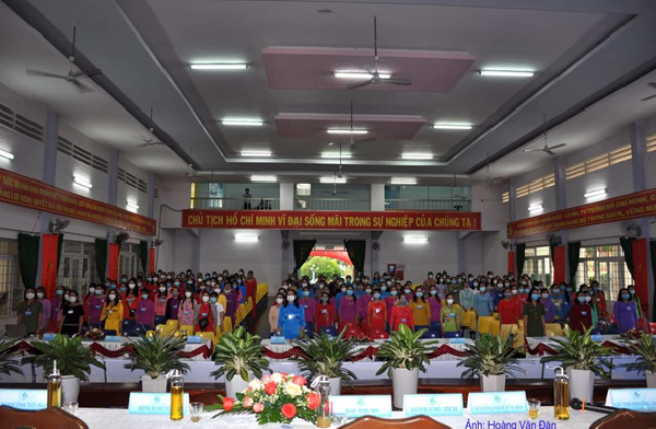 Phụ nữ  Huyện Ea H’Leo tham gia tích cực vào xây dựng nông thôn mới