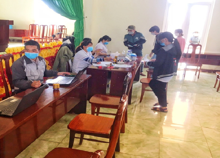 Triển khai tiêm vắc xin phòng, chống Covid-19 cho học sinh trường THCS Nguyễn Du