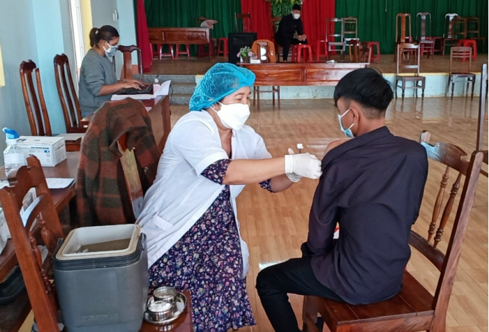 Xã Ea Hiao tiêm phòng Vắc xin COVID-19 cho học sinh lớp 9