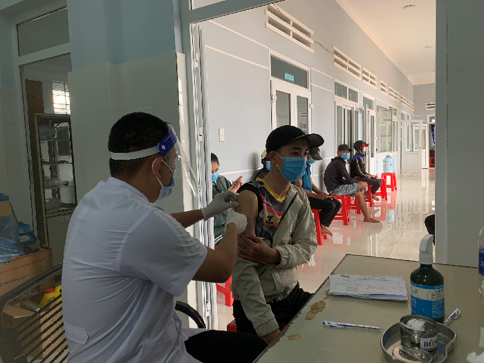 Xã Ea Sol triển khai tiêm vắc xin mũi 3 cho người dân