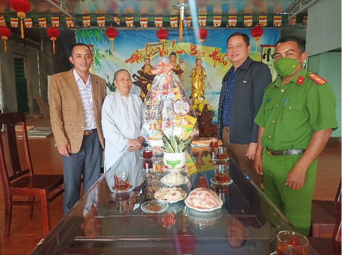 Thăm hỏi và tặng quà các cơ sở tôn giáo dịp Tết Nguyên đán Nhâm Dần 2022