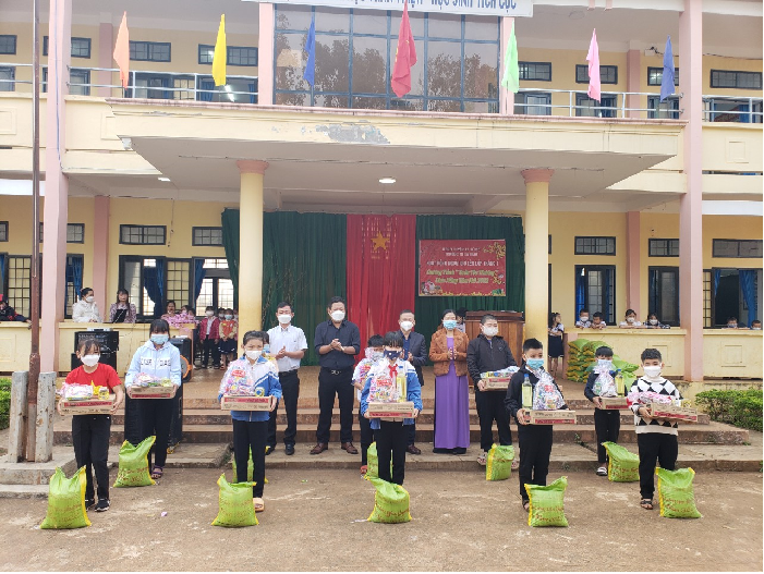 Xuân yêu thương đến với học sinh khó khăn