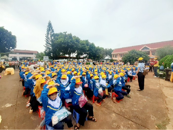 Tặng quà cho các em học sinh tại trường Tiểu học Lê Đình Chinh