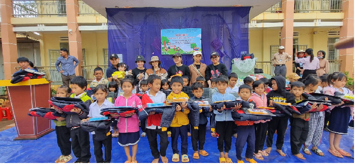 Trao tặng quà, áo ấm mùa đông cho học sinh tại trường Tiểu học Ea Sol