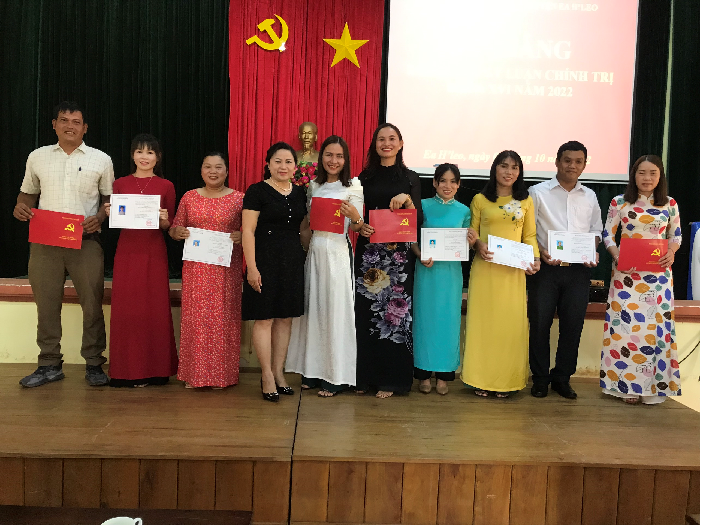 Bế giảng lớp Sơ cấp lý luận chính trị khoá XVI năm 2022